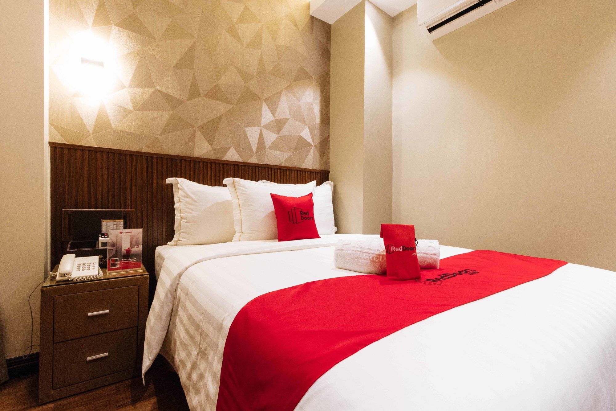 Reddoorz Premium @ South Triangle Quezon City Eksteriør billede